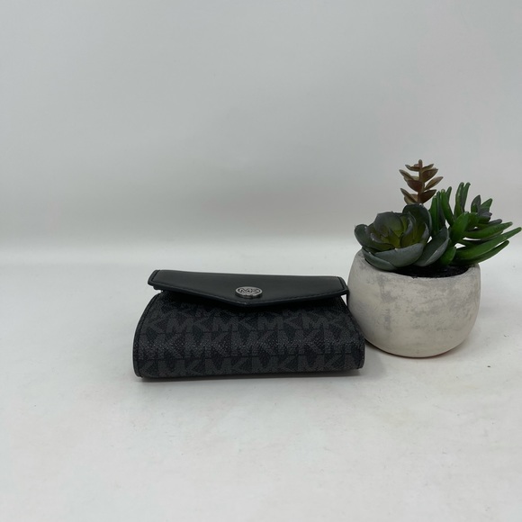 Michael Kors Suri Medium Bucket Bag and Wallet - Picture 14 of 15